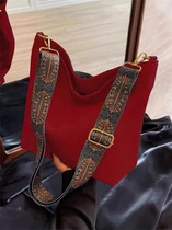 秋冬新款时尚女士包慵懒风大容量红色水桶包高级质感单肩斜挎包包